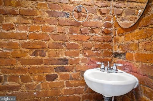 629 18th St, Washington DC  20002-7209 exterior