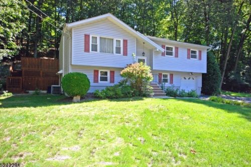 15 Fountain Dr, Skyline Lakes, NJ 07456-2406