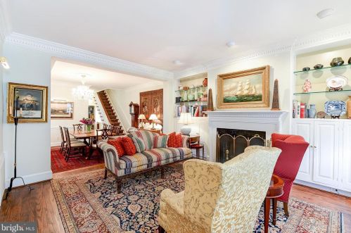217 6th St, Washington, DC 20003-1135