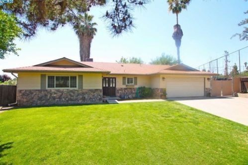 56 Fairway Dr, Porterville, CA 93257-5011