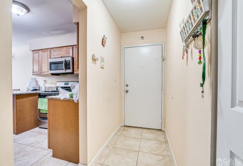 1511 Green Hollow Dr, Iselin NJ  08830-2946 exterior
