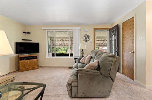 440 Glencoe Dr, Pittsburgh, PA 15122-2628