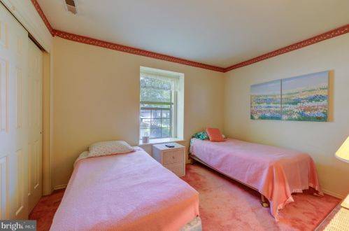 12 Meadowwood Ct, Columbus NJ  08022-1026 exterior