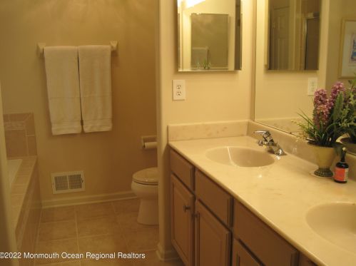 6 Seminole Ct, Jackson Twp NJ  08527-4042 exterior