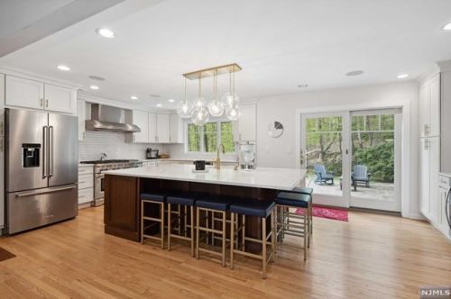 1 Springwood Ter, Kinnelon NJ  07405-2166 exterior