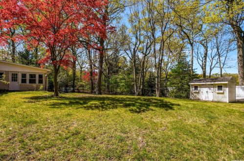 11 Rambling Rd, Northport NY  11768-2315 exterior