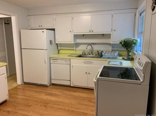 156 Green Manor Rd, Manchester CT  06042-3361 exterior