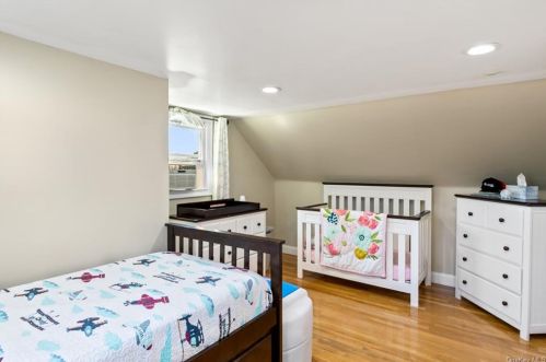 577 Centre Ave, North Lindenhurst NY  11757-3114 exterior