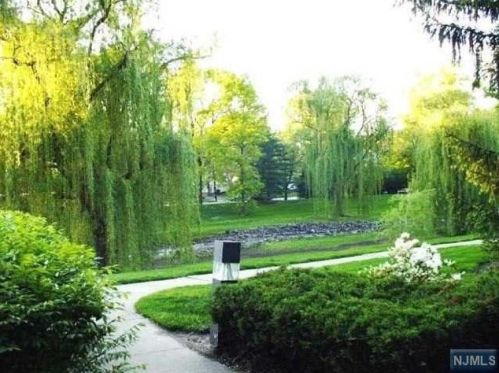 14 Gentry Dr, Englewood, NJ 07631-5033