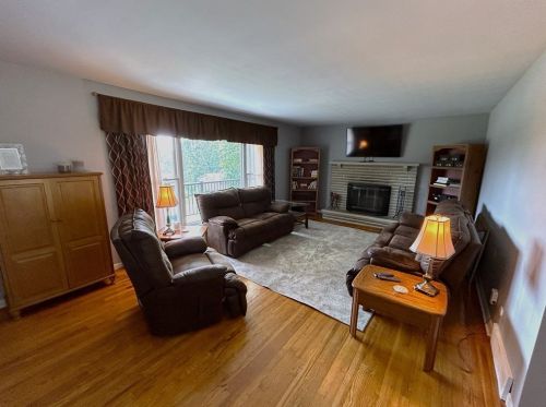 216 White Oak Dr, New Kensington, PA 15068-6724