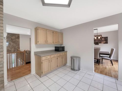 8 Creekview Dr, Thiells NY  10984-1434 exterior