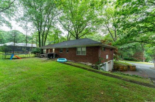 4 Hillside Ter, Airmont NY  10901-2105 exterior