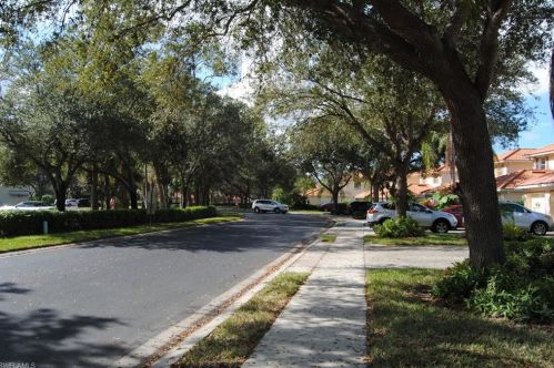 320 Robin Hood Cir, Naples, FL 34104-5420