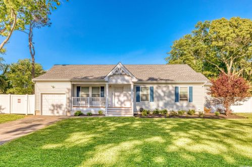 141 26th St, Wheatley Heights, NY 11798-2803