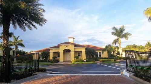 1435 Mariposa Cir, Naples FL  14203-7248 exterior