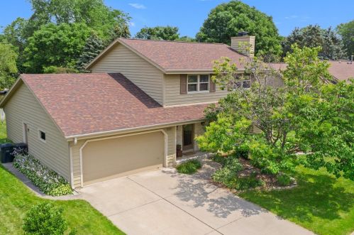 1131 Whittier Ln, Oconomowoc, WI 53066-4373