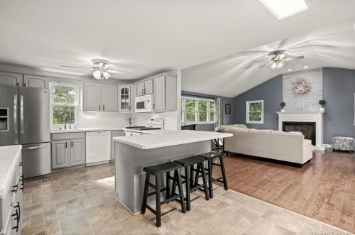 33 Windsor Rd, Huntington CT 06484-5022 exterior