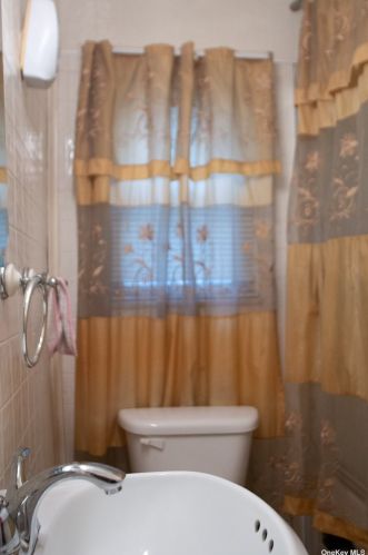 40 Brefni St, Amityville, NY 11701-1410