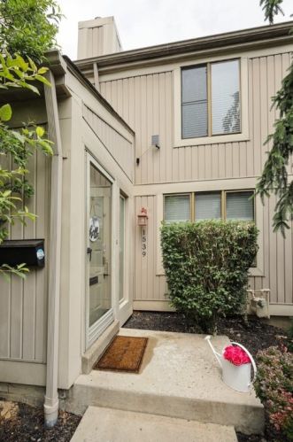 1539 Pineview Dr, Pittsburgh, PA 15241-3203