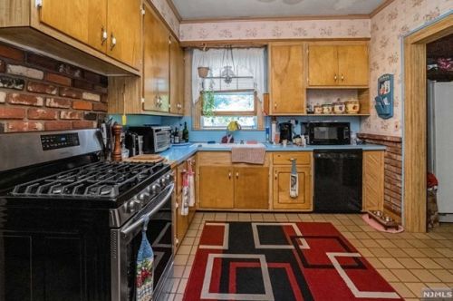 15 Goodwin Ter, Westwood, NJ 07675-2908