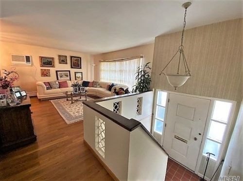 63 Harris Dr, Rockville Centre, NY 11572-5712