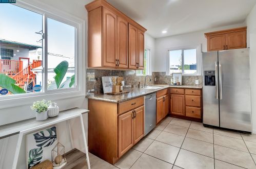 3212 Deering St, Oakland, CA 94601-2722