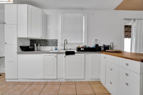2283 80th Ave, Oakland CA  94605-3266 exterior