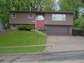 2051 Knollshire Rd, Cedar Rapids IA  52402-2826 exterior