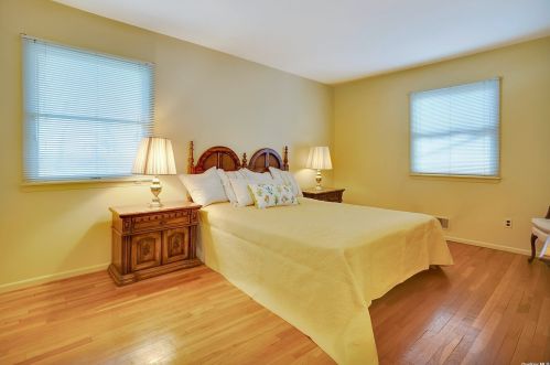 5 Enfield Ln, San Remo NY  11754-4028 exterior