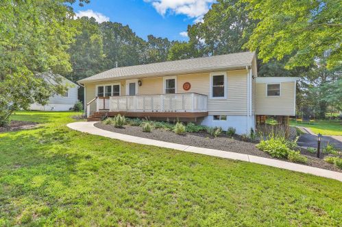 4 Dogwood Ln, Hyde Park, NY 12538-1807