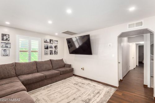 4042 Santa Barbara Ave, Tucson, AZ 85711-4746