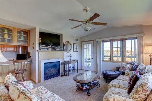 217 Oconomowoc Pkwy, Oconomowoc, WI 53066-5840