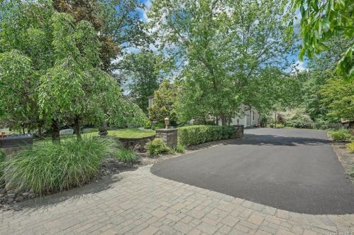 7 Senator Levy Dr, Airmont, NY 10901-3954