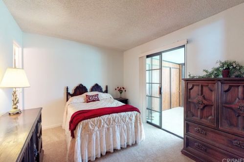 18925 Circle Of The Oaks, Santa Clarita CA  91321-1420 exterior