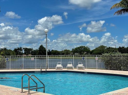 524 208 Dr, Hollywood FL 33029-2198 exterior