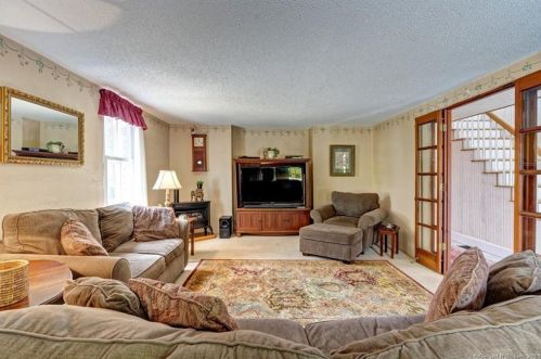 59 Hurlbutt Rd, Gales Ferry, CT 06335-1443
