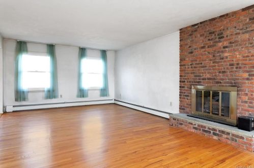 22 Concord Rd, Fishkill NY 12524-1403 exterior