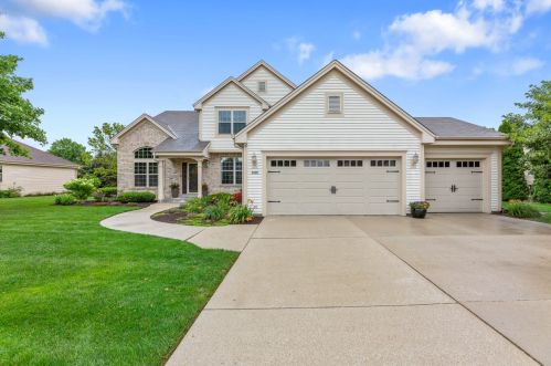 1225 Mockingbird Dr, Oconomowoc, WI 53066-2389