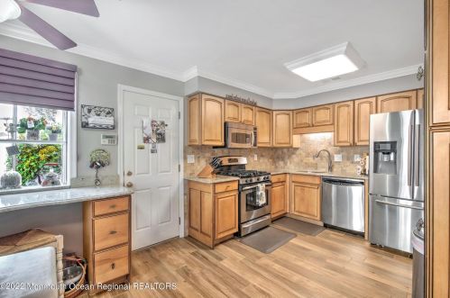 6 Longfellow Ct, East Freehold, NJ 07728-4323