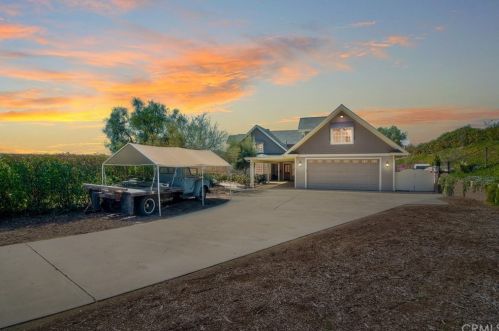 618 Roca Pl, Vista, CA 92084-1419