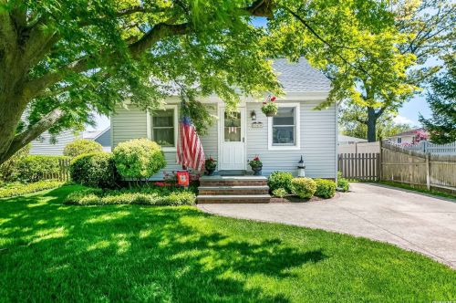 140 Indiana Ave, North Lindenhurst, NY 11757-4125
