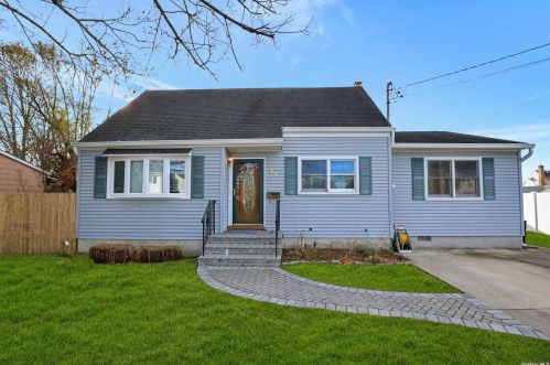 28 Salem Ave, Babylon, NY 11704-6330