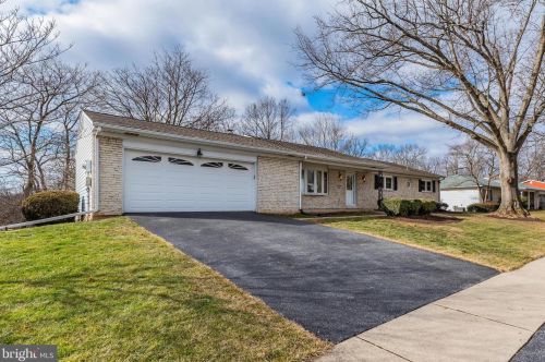 448 Woodcrest Dr, Navy Sup Dpt, PA 17050-6810