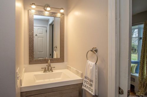 20 Taylor St, Windsor CT  06095-2434 exterior