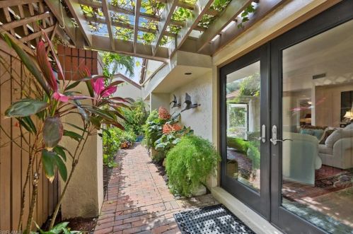 534 Bay Villas Ln, Naples FL  34108-2805 exterior