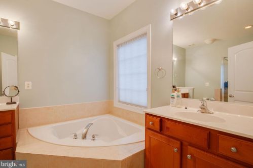 15935 Greymill Manor Dr, Haymarket VA  20169-4927 exterior