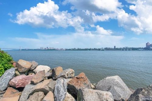 1055 River Rd, Edgewater NJ 07020-1364 exterior