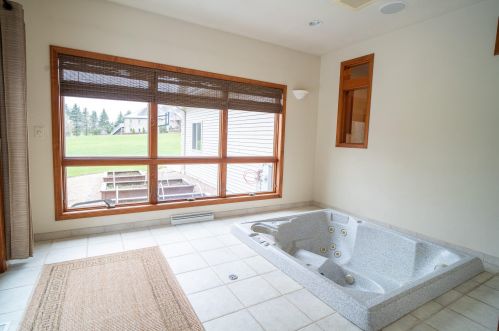 1300 Westbury Ct, Manitowoc WI  54220-8756 exterior