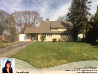 8 Atlas Ln, Hicksville, NY 11801-4418