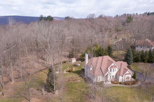 3 Senator Levy Dr, Airmont, NY 10901-3954